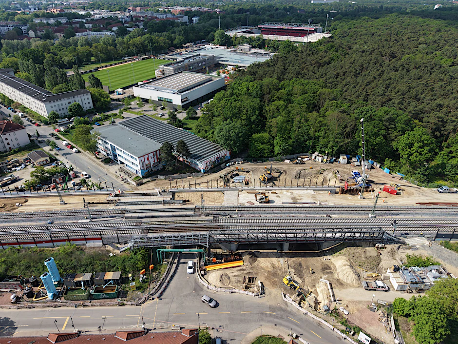 Die Mega-Baustelle an der Hämmerlingstraße (Mitte): Rechts davon sind die beiden Tunnel-Unterführungen zu sehen, im Hintergrund die Anlage des 1. FC Union mit dem Stadion Alte Försterei.  