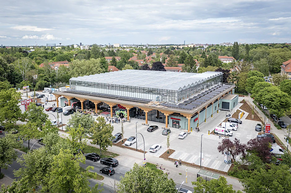 Salat vom Dach gibt es ab dem Sommer in diesem Berlin Rewe Markt. 