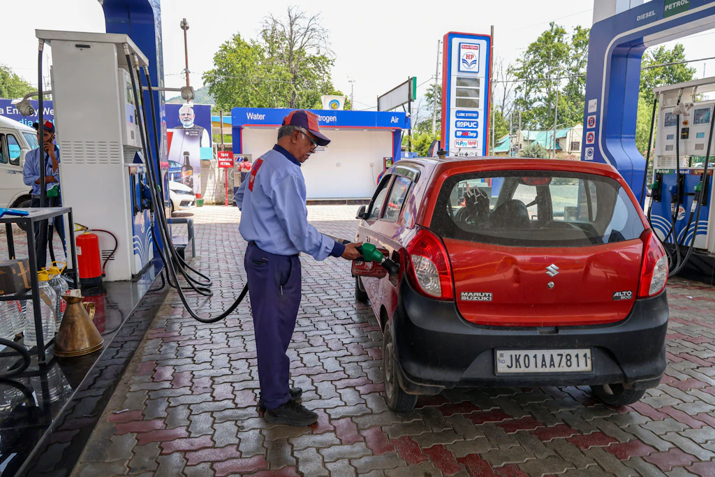 Ein Tankwart an einer Hindustan-Petroleum-Tankstelle in Srinagar