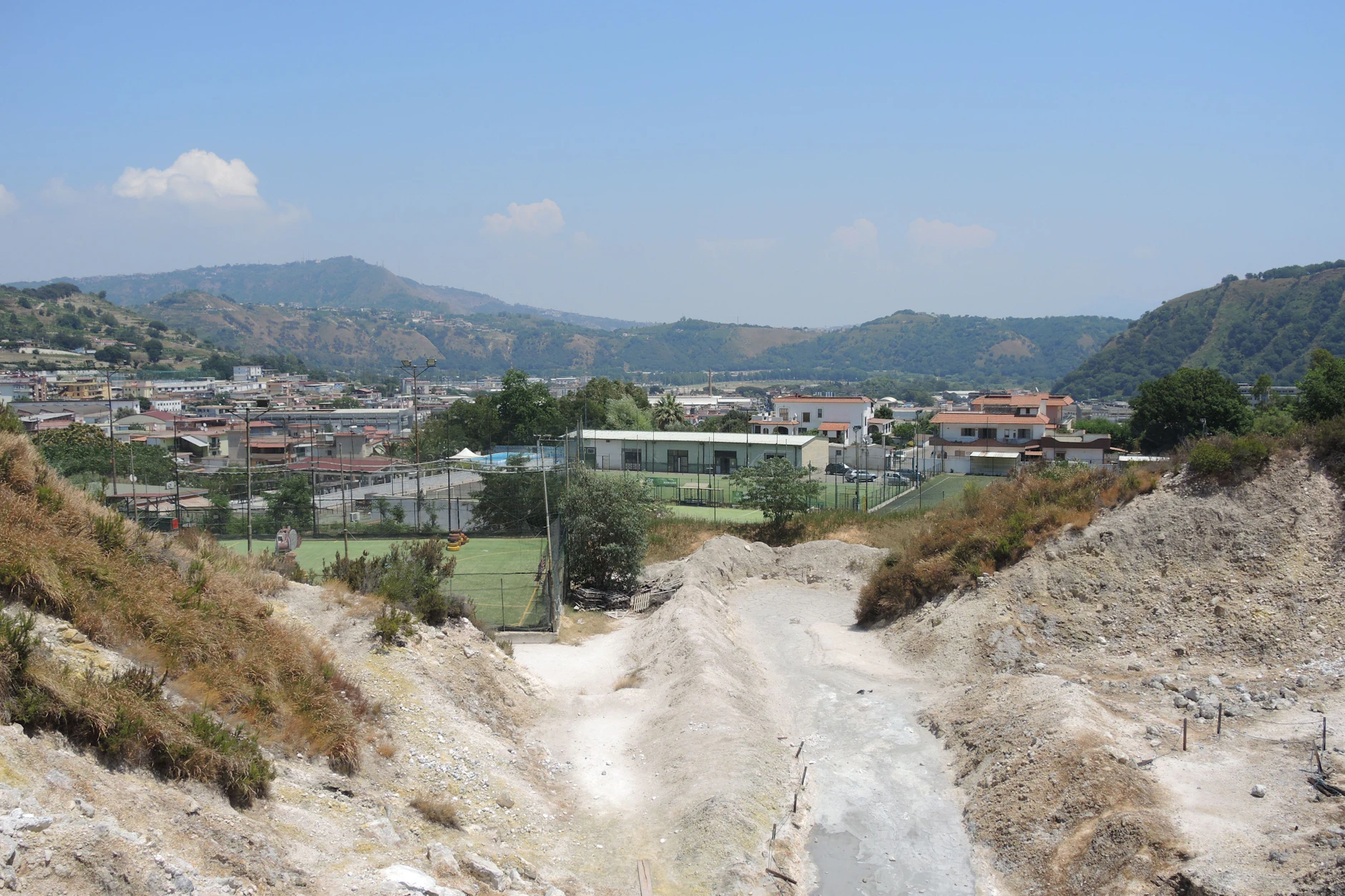 Auf dem Gebiet der Phlegräischen Felder in Pozzuoli westlich von Neapel ist ein grauer Tümpel zu sehen, der von dem Vulkan ausgeht. Die Erdkruste über den Phlegräischen Feldern in Italien wird Forschern zufolge immer schwächer.