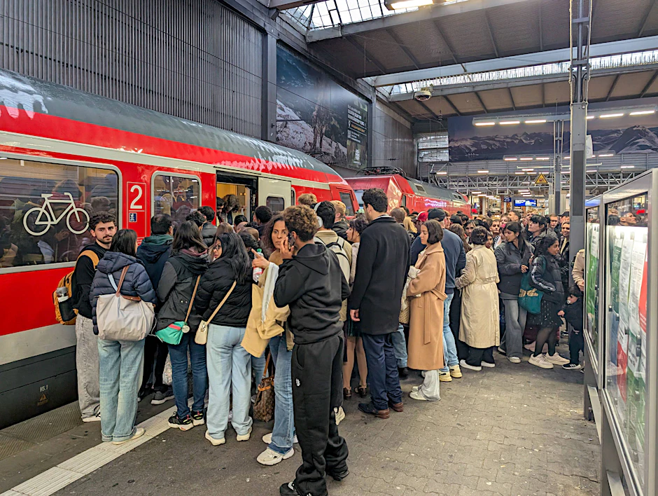Gedränge am Bahnsteig: An Feiertagswochenenden geraten viele Zugverbindungen in Deutschland an ihre Kapazitätsgrenzen.