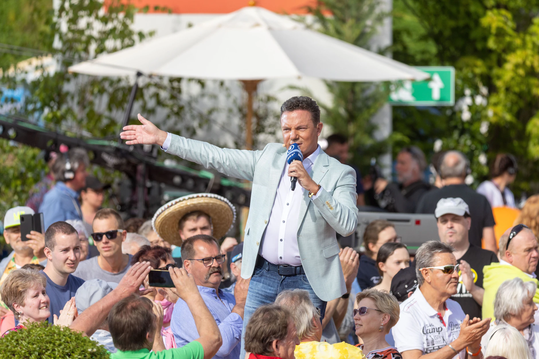 Er liebt das Bad in der Menge, und die Zuschauer lieben ihn: Stefan Mross steht während der Live-Übertragung der Sendung in der «Immer wieder sonntags»-Arena.