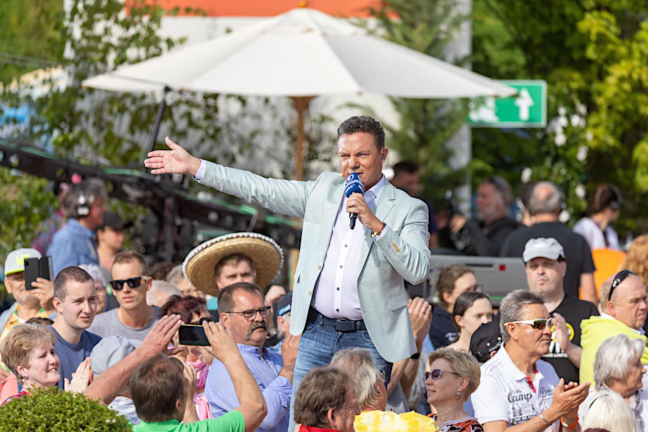 Er liebt das Bad in der Menge, und die Zuschauer lieben ihn: Stefan Mross steht während der Live-Übertragung der Sendung in der «Immer wieder sonntags»-Arena.