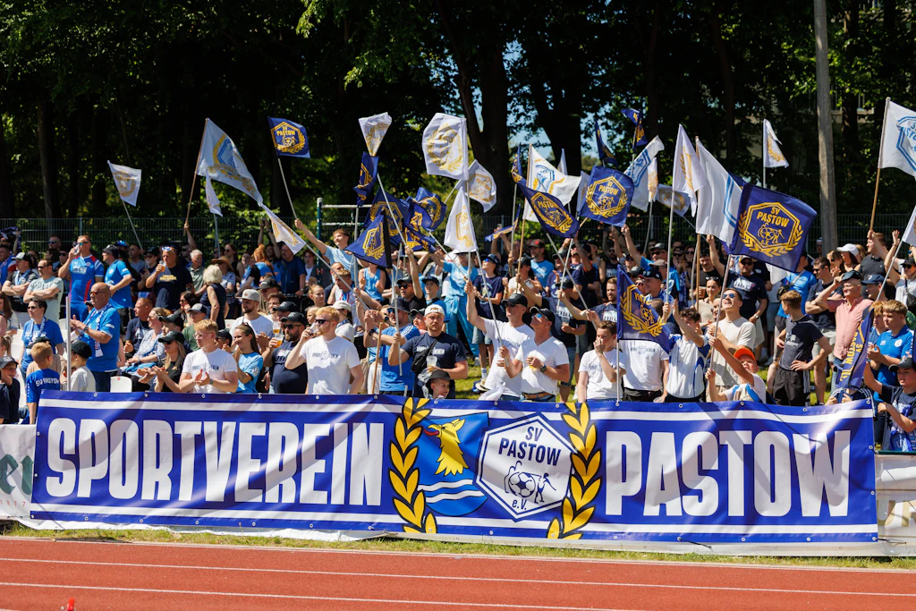 Die Fans des SV Pastow waren zahlreich und stimmgewaltig in Greifswald erschienen.