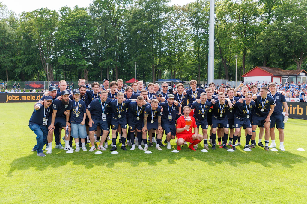 Platz zwei ist auch ein Erfolg: Die Spieler vom SV Pastow hatten sich ihr Kaltgetränk nach dem Spiel jedenfalls verdient.