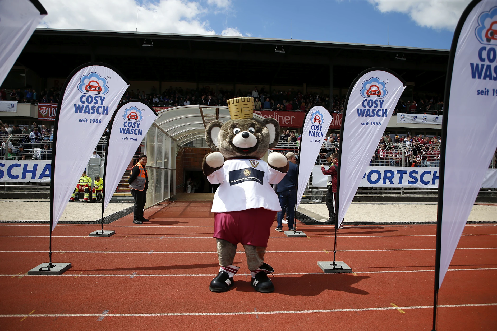 Mit seinem Maskottchen Teddy wird der BFC Dynamo im Mommsenstadion für Stimmung sorgen.