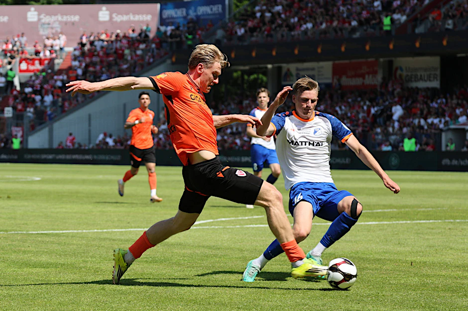 2:1-Pokalsieg für den VfB Krieschow: Der Underdog, hier mit Luca Grimm (r.), schlug Ted Tattermusch und Energie Cottbus auf ihrem Rasen.