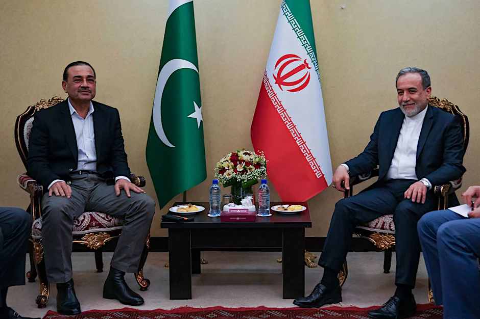 Irans Außenminister Abbas Araghchi (rechts) traf Pakistans Armeechef Asim Munir in Teheran zu Gesprächen über Vermittlungsbemühungen im Konflikt zwischen Iran und den USA.