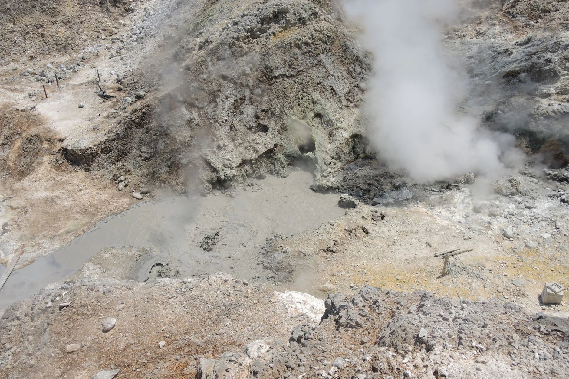 Vulkane, die nach langer Ruhe wieder erwachen, müssen eine dicke Kruste aufbrechen – genau das passiert zurzeit unter den Phlegräischen Feldern.