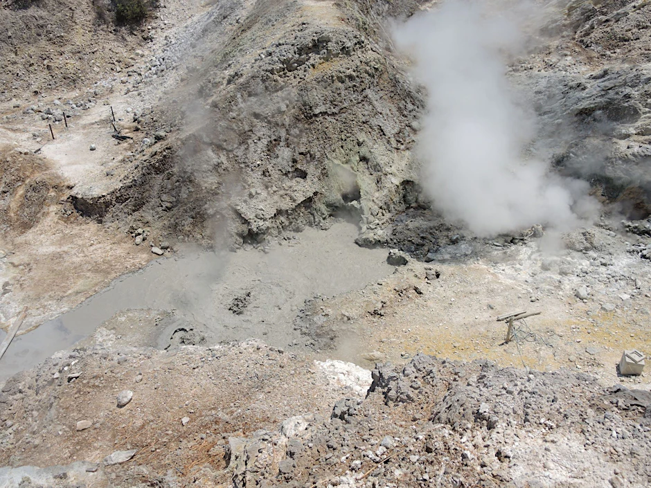 Vulkane, die nach langer Ruhe wieder erwachen, müssen eine dicke Kruste aufbrechen – genau das passiert zurzeit unter den Phlegräischen Feldern.
