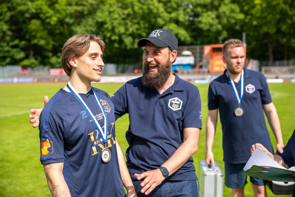 SV Pastows Trainer Christopher Kaminski (mitte) war sehr zufrieden mit der Leistung seinen Flügelspielers Tim Fürstenau (l.).