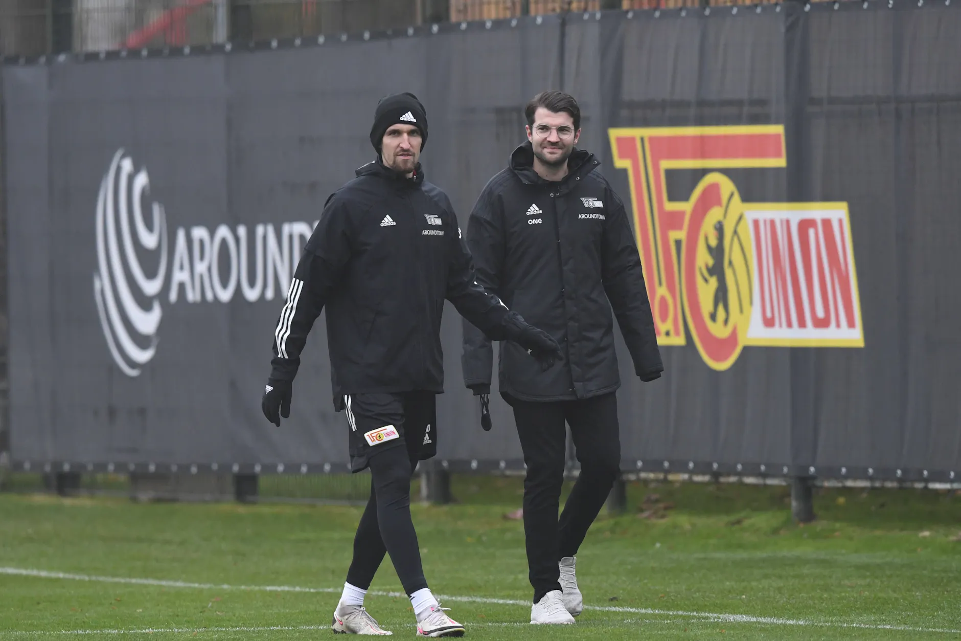 Mannschaftsarzt Fabian Plachel mit Ex-Unioner Robert Andrich (l.) auf dem Trainingsplatz des 1. FC Union.