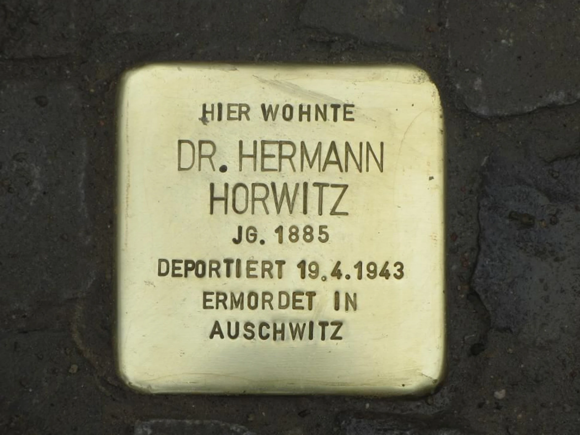 Ein Stolperstein in der Nachodstraße in Wilmersdorf erinnert an Herthas ersten Mannschaftsarzt Dr. Hermann Horwitz.