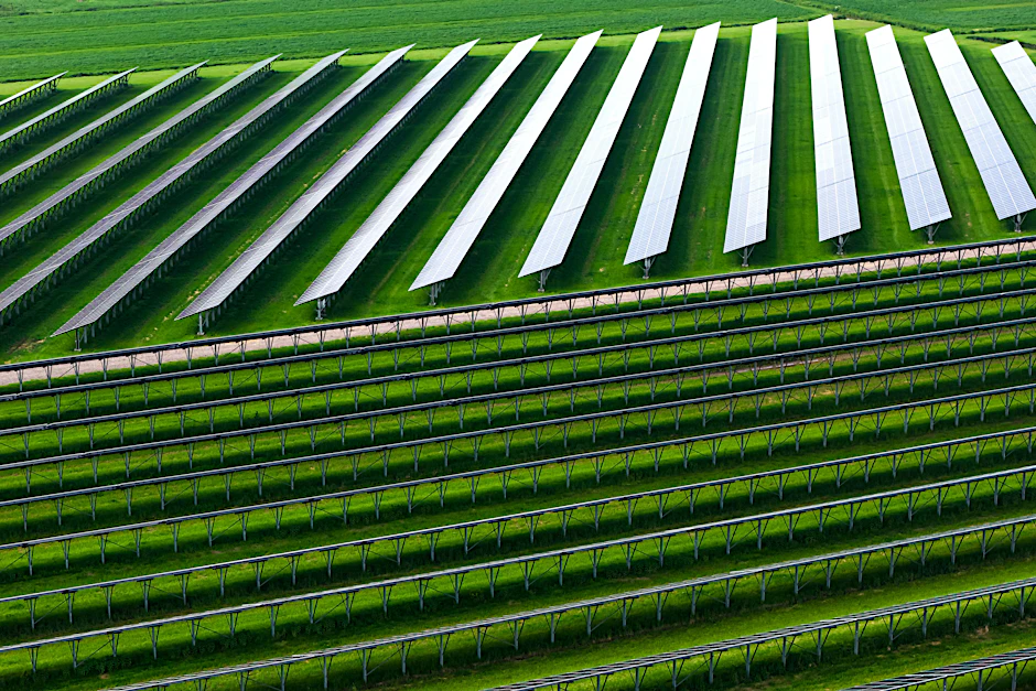 Niedersachsen, Lemwerder: Photovoltaikanlagen stehen in Reihen auf einem Feld.