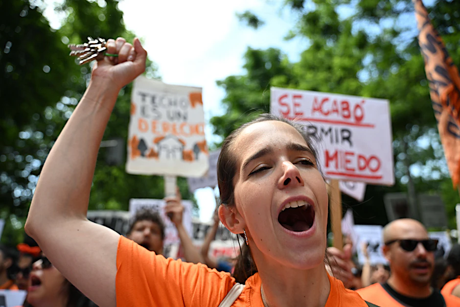 In Madrid demonstrieren Menschen für bezahlbaren Wohnraum und gegen steigende Mieten.