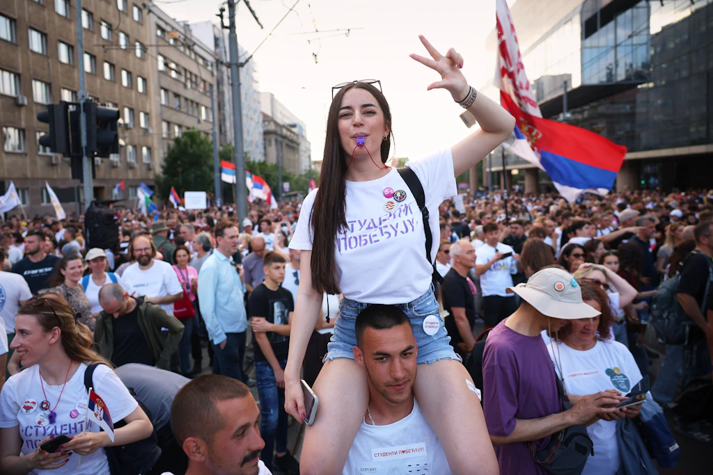 Belgrad: Großkundgebung gegen Vučić endet mit Zusammenstößen