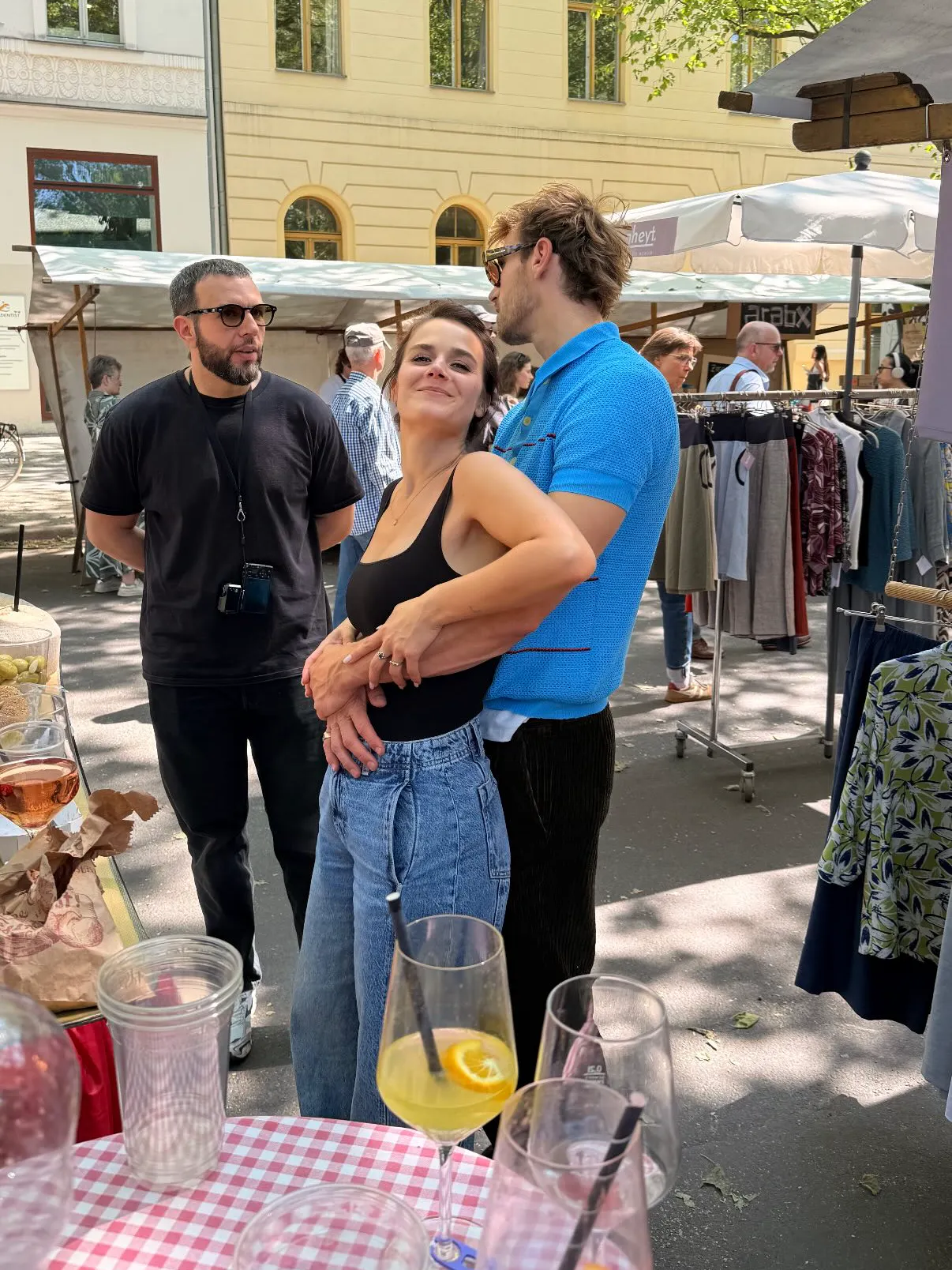 Aus seiner neuen Beziehung macht der Influencer kein Hehl. Hier schmusen Fynn (r.) und Yara am Samstag in Berlin.