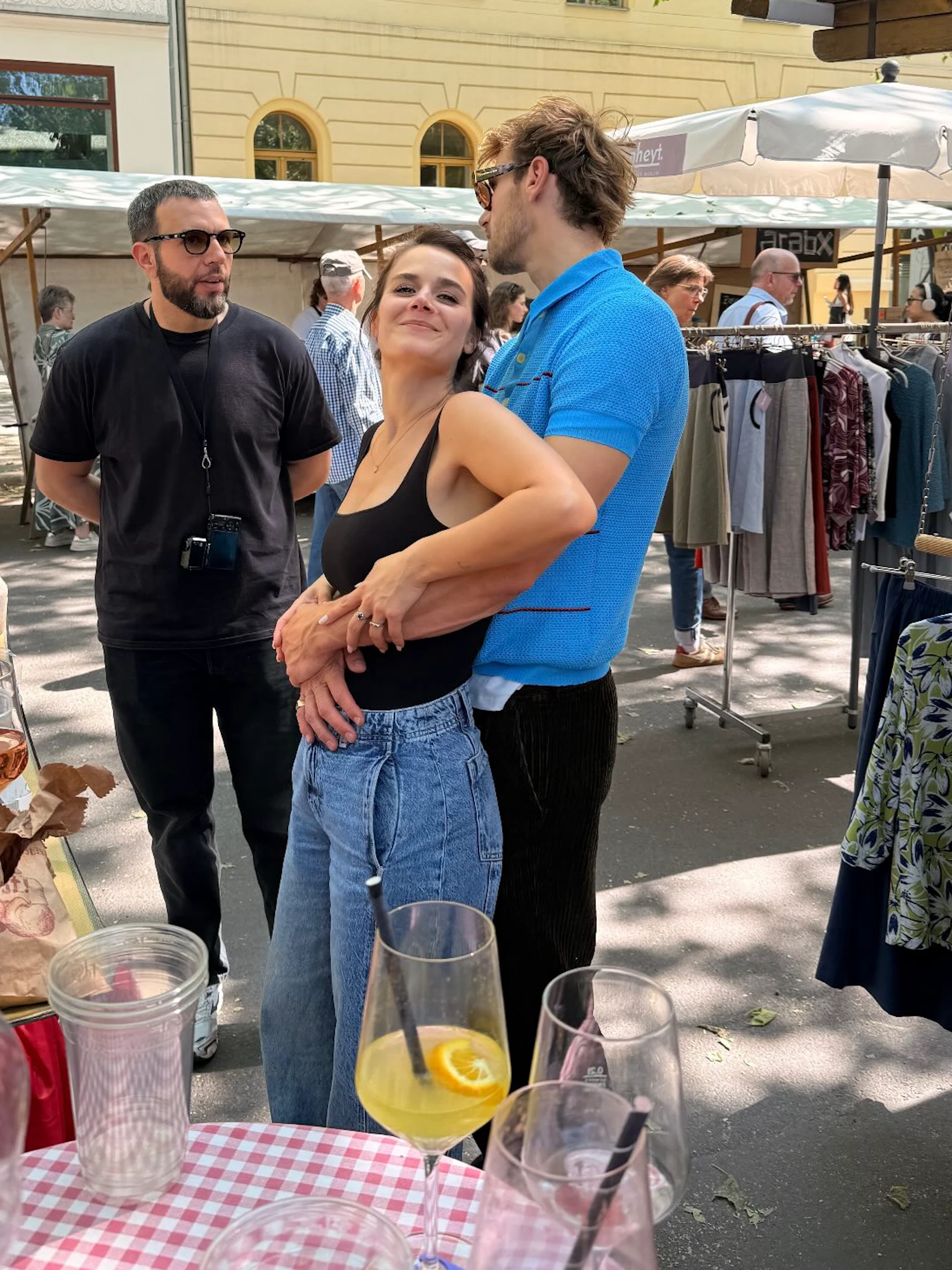 Ein Schnappschuss vom Wochenende: Hier schmusen Fynn (r.) und Franzi am Samstag in Berlin.