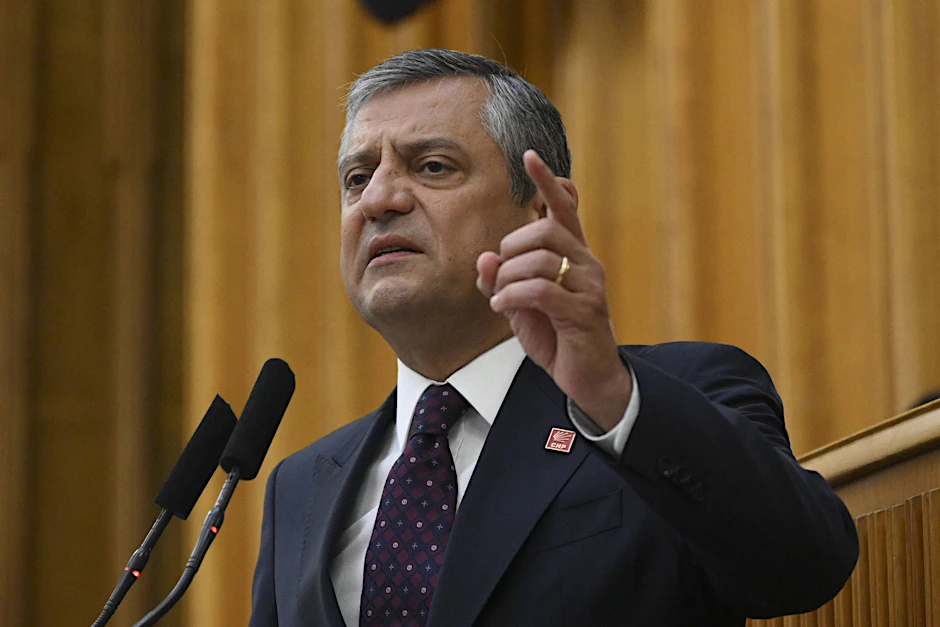 Özgür Özel hatte sich gemeinsam mit Abgeordneten in der Parteizentrale der CHP verschanzt.