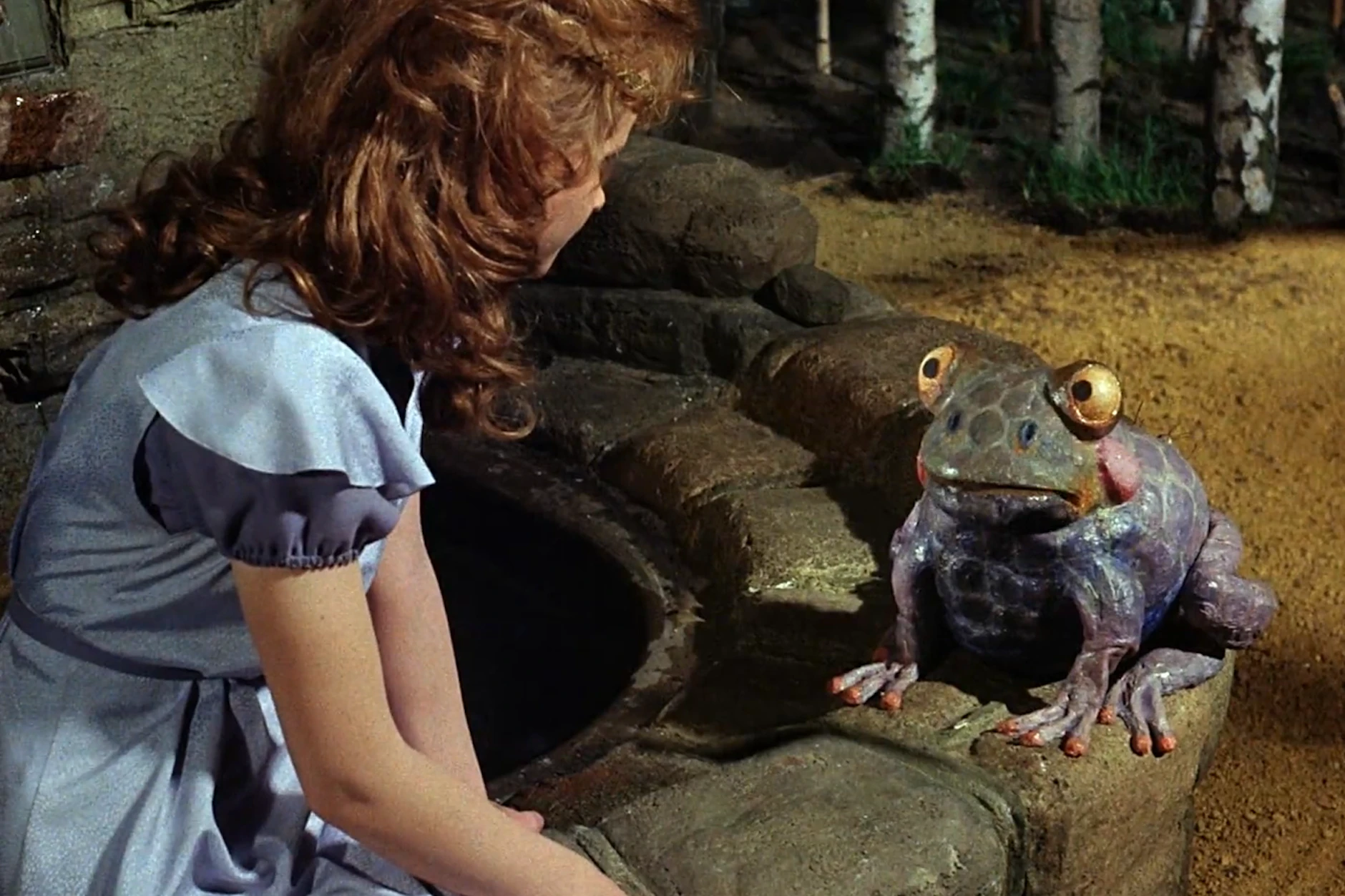 Im Märchen vom Froschkönig hilft der Frosch der schönen Prinzessin aus der Patsche, als ihre goldene Kugel in den Brunnen fällt. Nur der Auftakt für die berühmte Geschichte der Gebrüder Grimm.