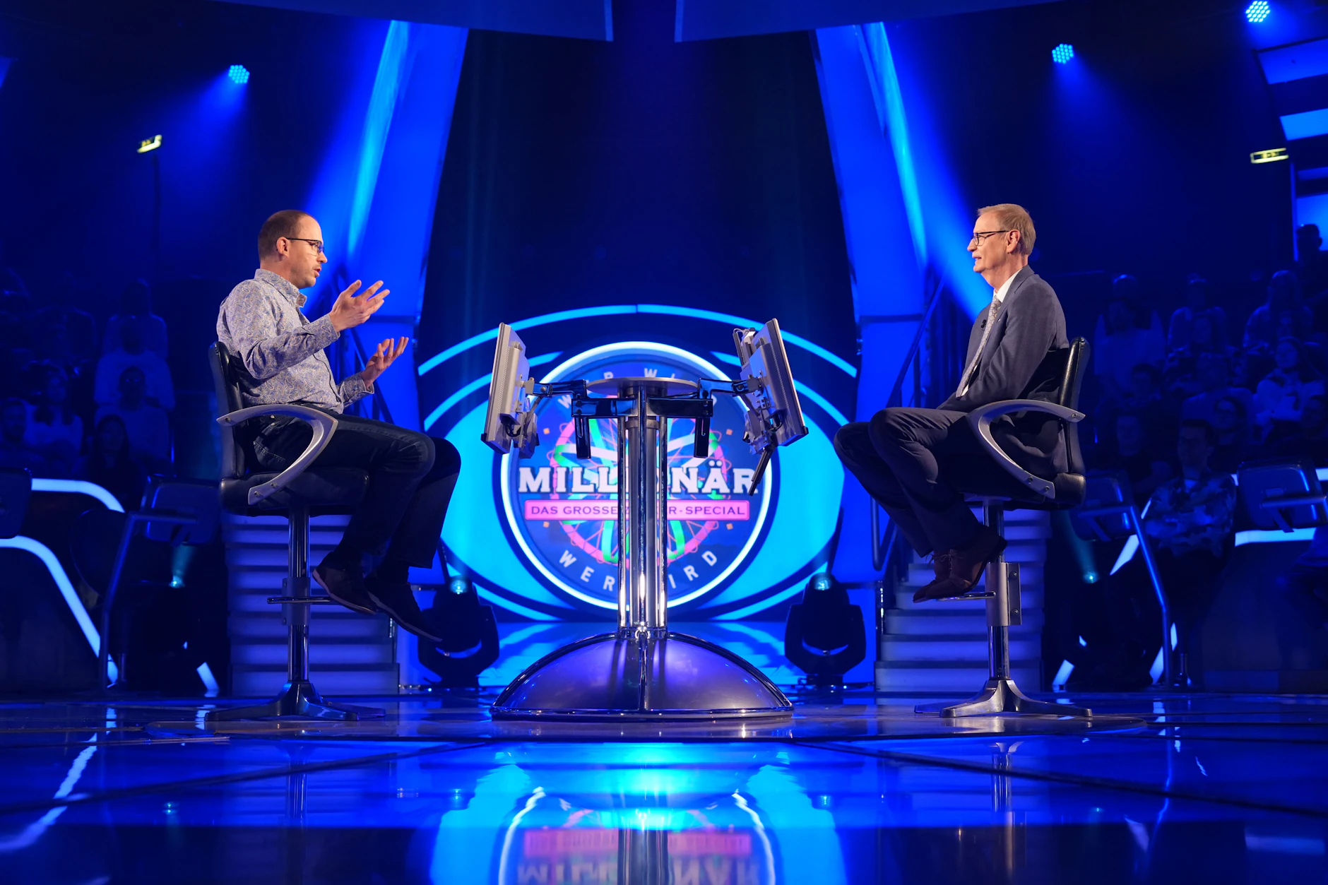 Johannes Groß und Günther Jauch im Studio von „Wer wird Millionär“. Bei der Frage zum Pechvogel und der Redewendung „auf den Leim gehen“ wird gerätselt.