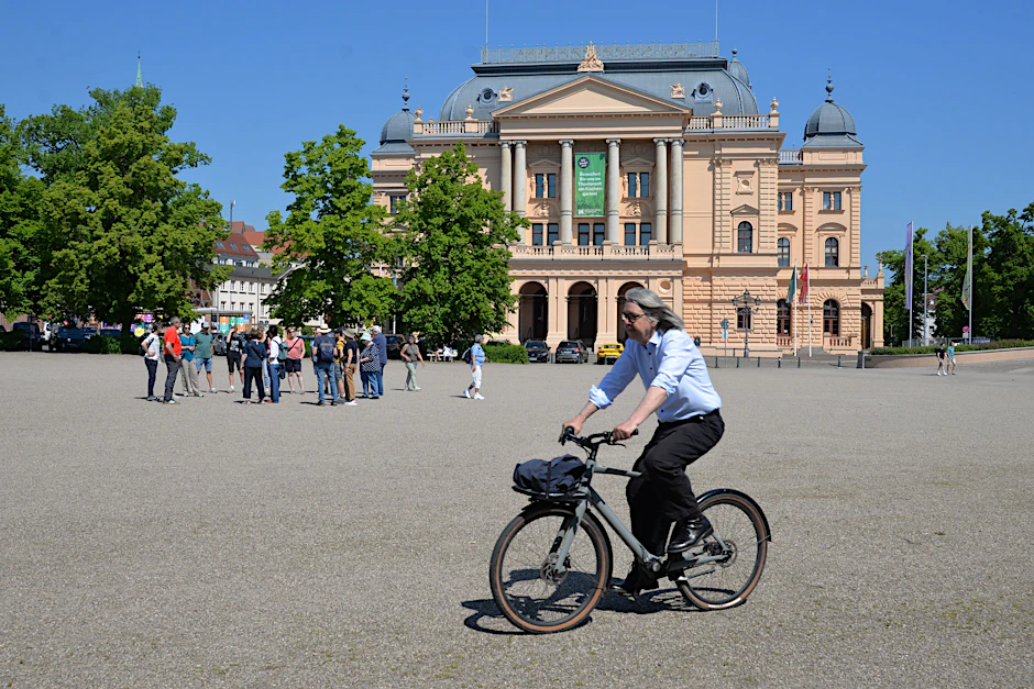 Theaterintendant Hans-Georg Wegner auf dem Fahrrad unterwegs vom Großen Haus zur Ausweichspielstätte im Theaterzelt am Küchengarten hinter dem Schweriner Schloss.