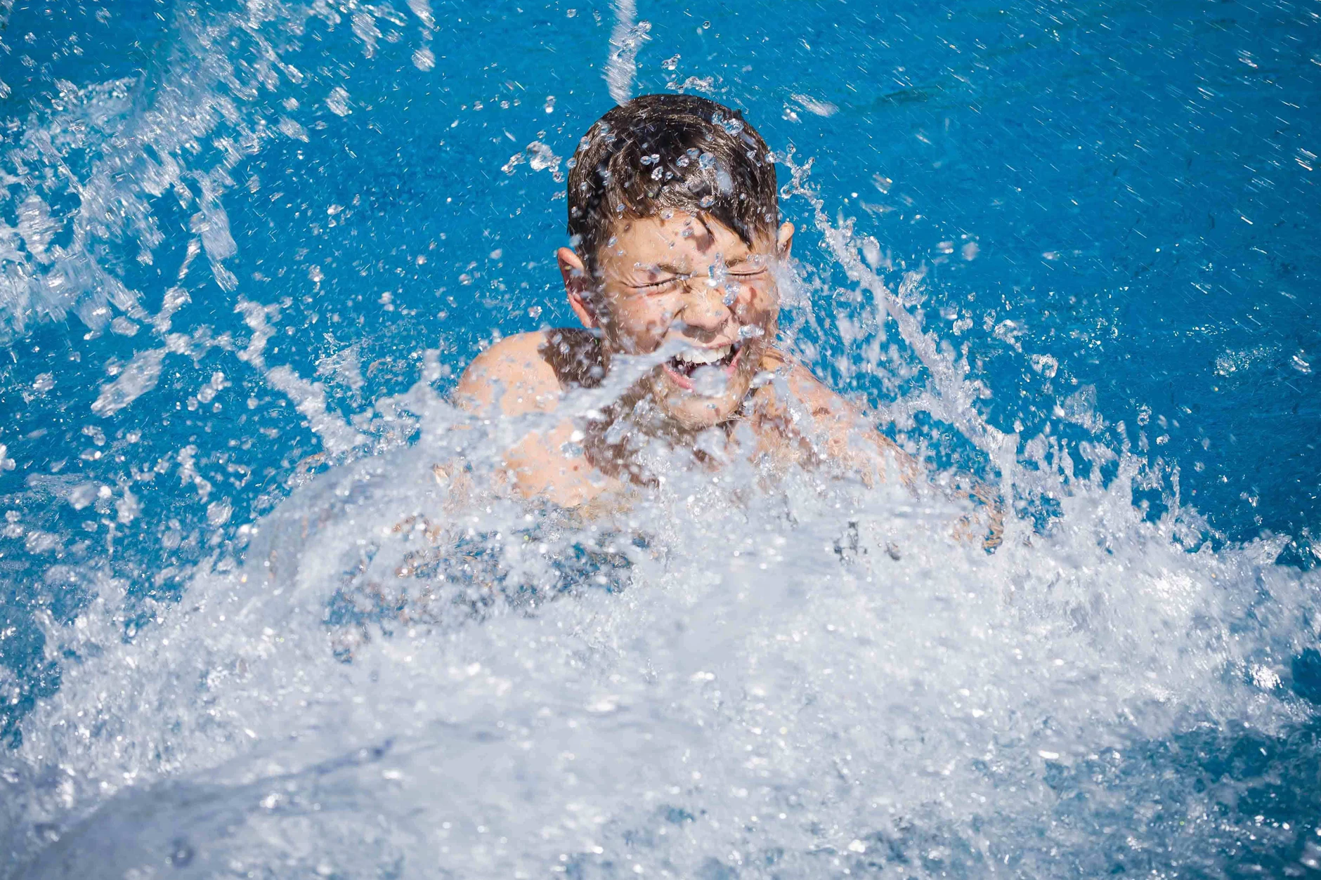Für Kinder ist der Besuch im Freibad purer Spaß. Wer allerdings nicht sicher schwimmen kann, darf ohne Begleitung der Eltern inzwischen in immer mehr Sommerbädern nicht mehr rein.