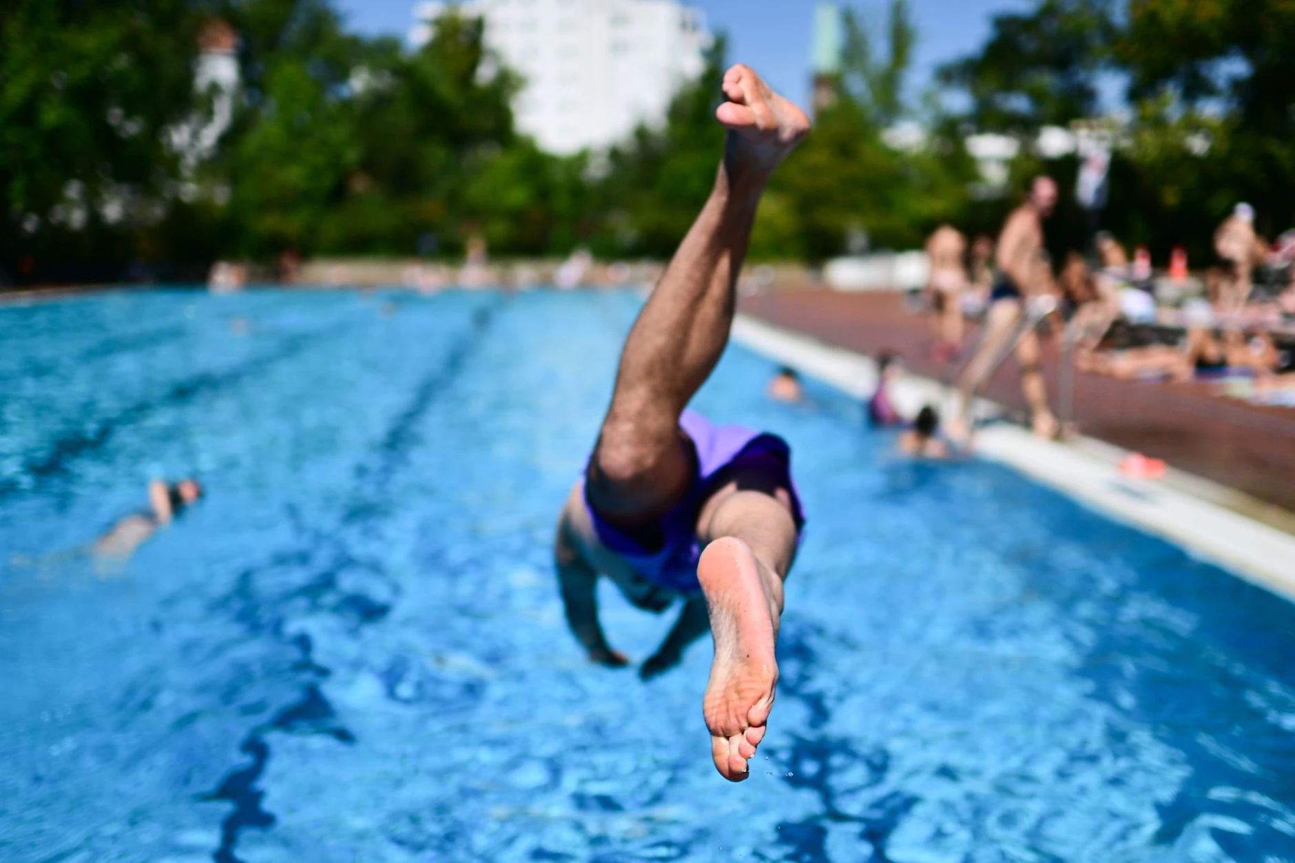 Für das Schwimmabzeichen in Bronze muss man auch einen Kopfsprung vom Beckenrand schaffen.