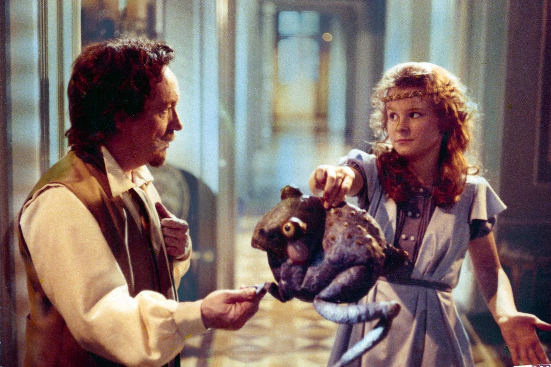Im Märchen vom Froschkönig wirft die Prinzessin den Frosch an die Wand, er verwandelt sich in einen Prinzen. In der DDR wurde das Märchen der Gebrüder Grimm 1988 verfilmt.