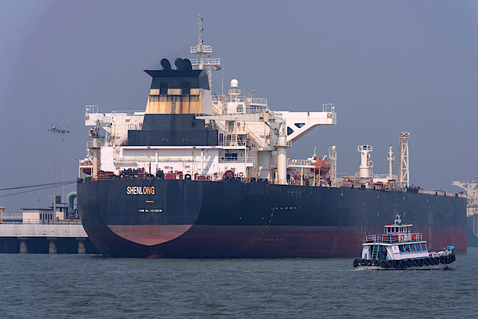 Ein Öltanker liegt im Hafen von Mumbai. Die Krise im Persischen Golf zwingt Indien zu neuen Öl-Routen über Afrika und Lateinamerika.