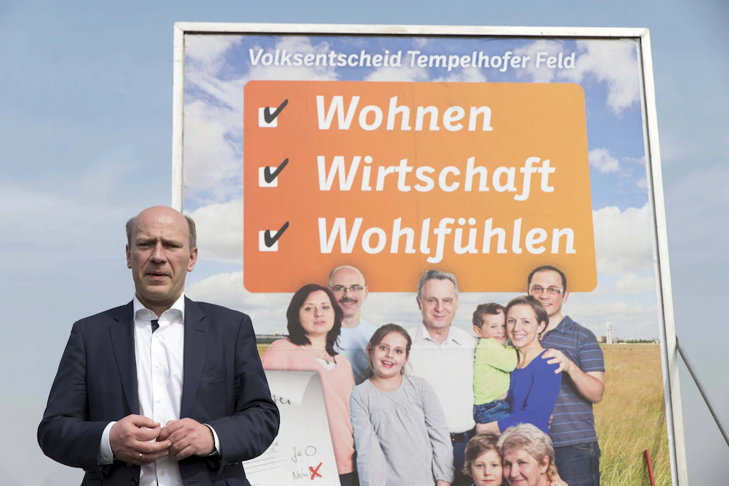 Vorstellung der CDU-Plakatkampagne zum Volksentscheid über die Zukunft des Tempelhofer Feld Anfang April 2014 mit Kai Wegner, der zu diesem Zeitpunkt noch nicht als Regierender Bürgermeister, sondern als Generalsekretär der CDU im Einsatz war.