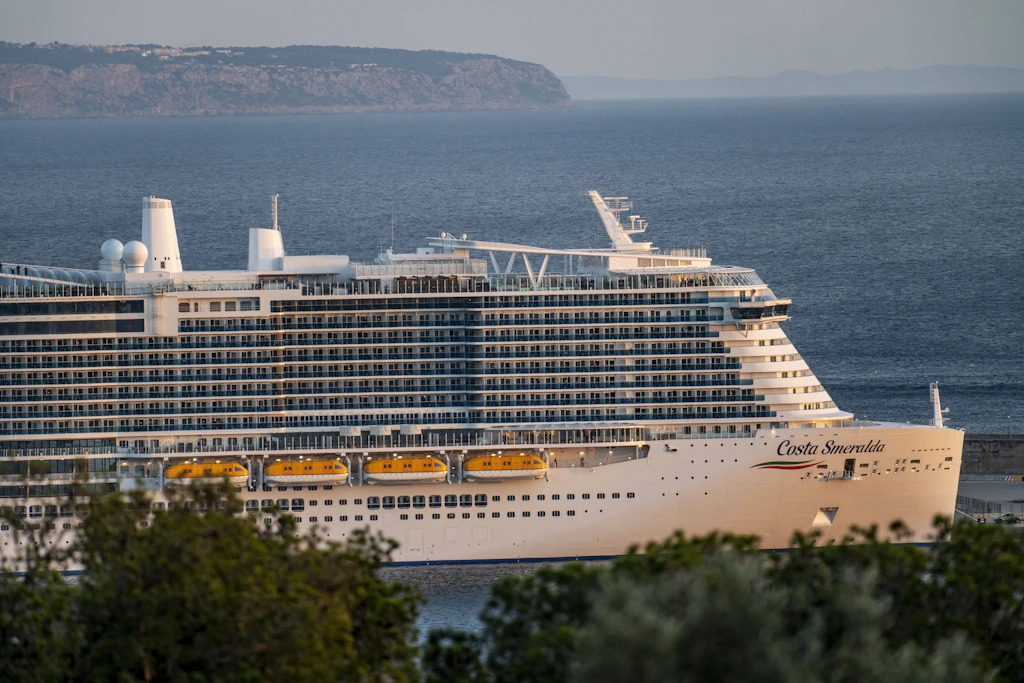 Das Kreuzfahrtschiff „Costa Smeralda“ der italienischen Reederei Costa Crociere läuft aus der Bucht von Palma de Mallorca aus.