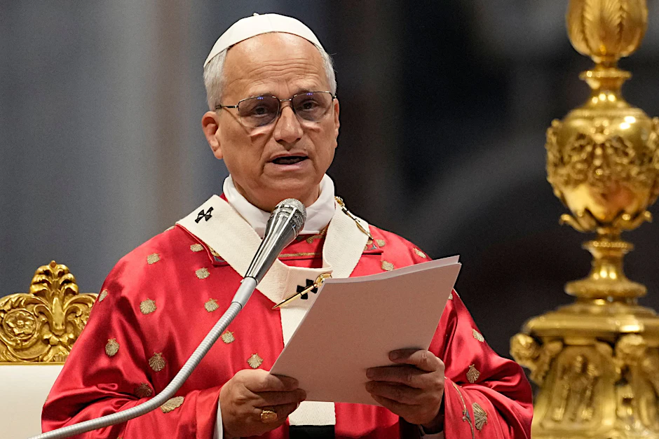Papst Leo XIV. liest seine Botschaft während der Pfingstmesse im Petersdom im Vatikan.