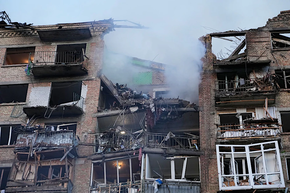 Ein beschädigtes Wohnhaus in Kiew nach einem russischen Angriff