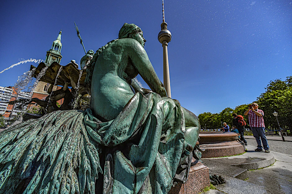Das Leben in Berlin ist immer noch interessant und lebenswert. Hier fotografieren Touristen den Neptunbrunnen vor dem Roten Rathaus. 