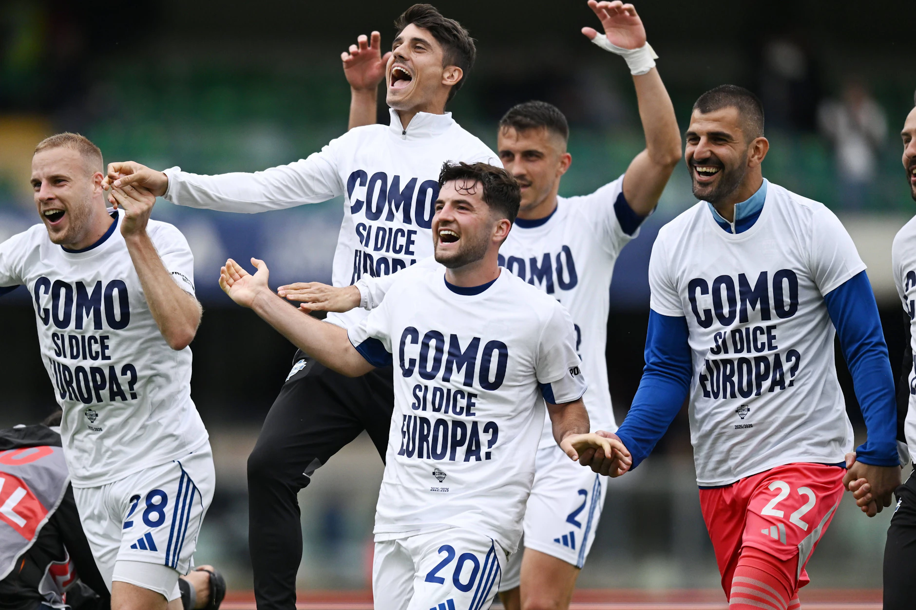 Marc Oliver Kempf (4.v.l.) jubelt mit Como über die Sensation im italienischen Fußball.
