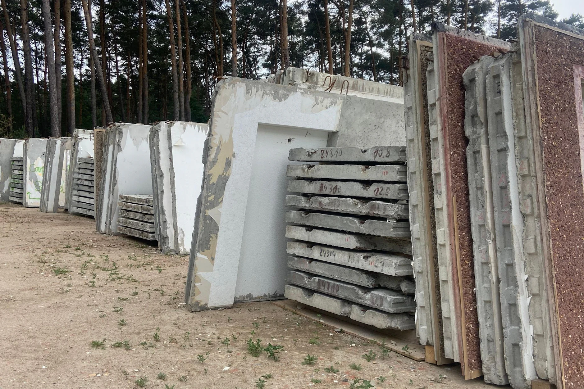 Betonplatten eines alten DDR-Plattenbaus in Großräschen werden für einen Neubau verwendet.