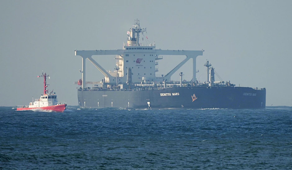 Das von Tahara in der Präfektur Aichi in Zentraljapan aus aufgenommene Foto zeigt die Idemitsu Maru (r), einen Öltanker des japanischen Mineralölkonzerns Idemitsu Kosan Co., der am 25. Mai 2026 in Richtung Ise-Bucht fährt.