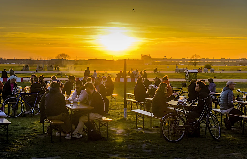 Das Tempelhofer Feld, so unser Autor, ist nicht nur klimarelevante und beliebte Naherholungsfläche, sondern nach dem großen Club- und Ateliersterben auch ein höchst wertvoller Imageträger und Anziehungspunkt.