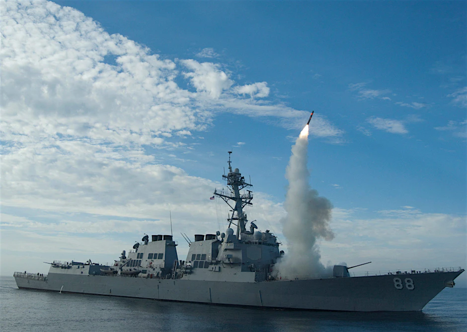 Ein US-Zerstörer feuert einen Tomahawk-Marschflugkörper ab.