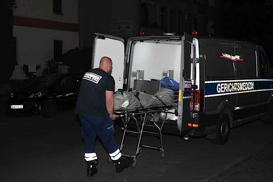 Gerichtsmediziner beim Abtransport der Leiche in Lichtenrade.