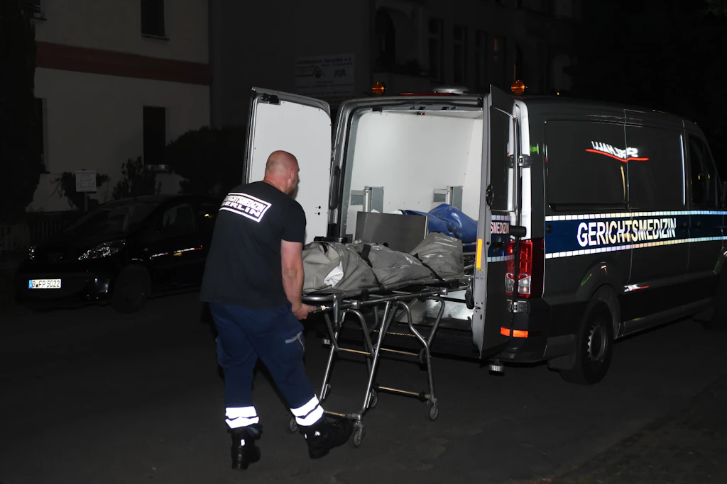 Gerichtsmediziner beim Abtransport der Leiche in Lichtenrade.
