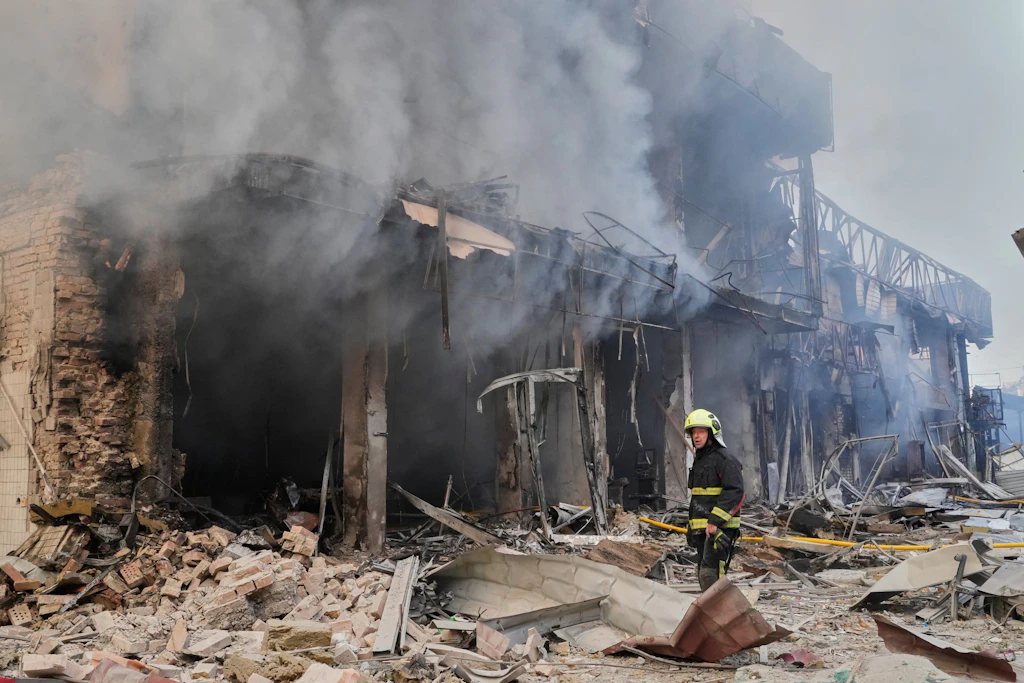 Ein Feuerwehrmann löscht das Feuer auf einem Marktplatz der Stadt, der von russischen Raketen während eines Luftangriffs getroffen wurde.
