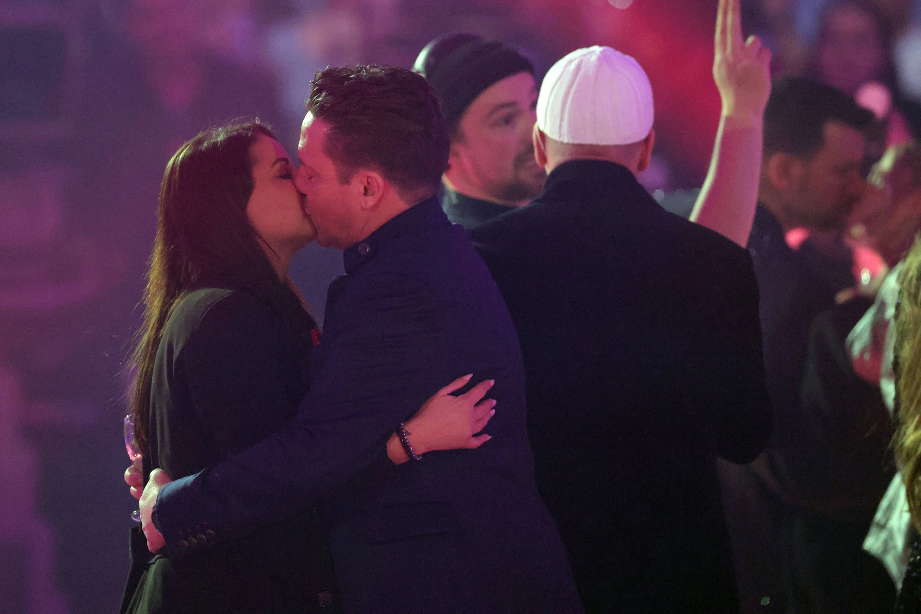 Sie zeigen, dass sie sich lieben: Stefan Mross gibt seiner Freundin Eva Luginger beim „Silvester-Schlagerboom 2026“ einen Neujahrskuss.