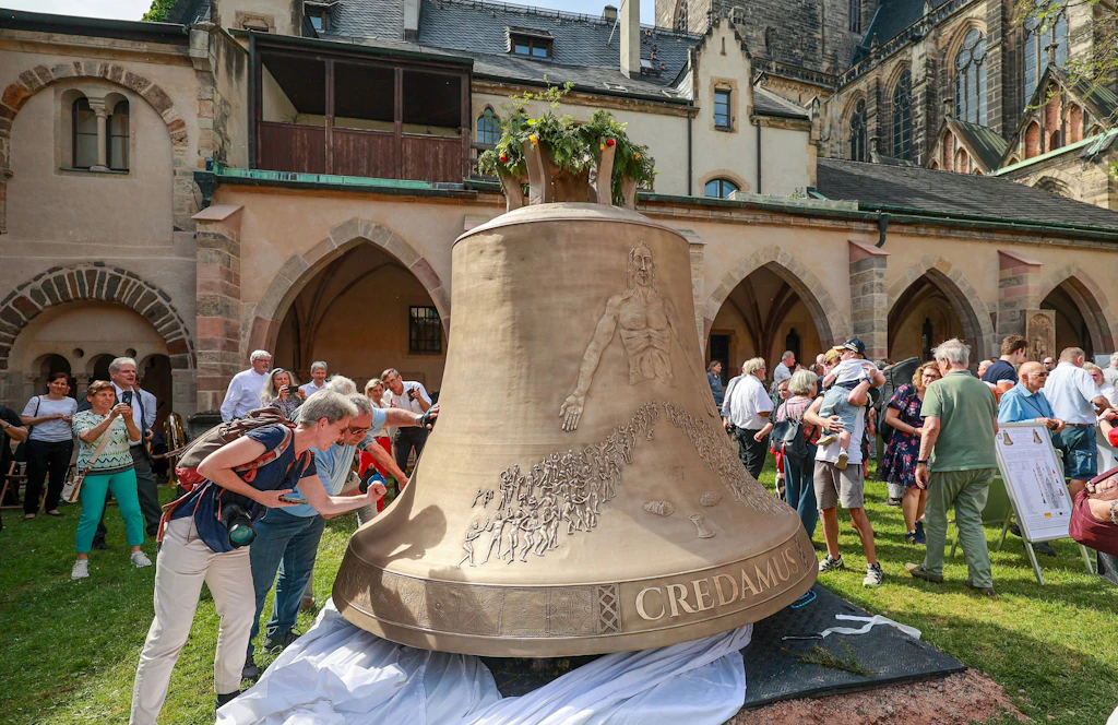 Neue Domglocke in Magdeburg enthüllt: Zweitgrößte in Deutschland