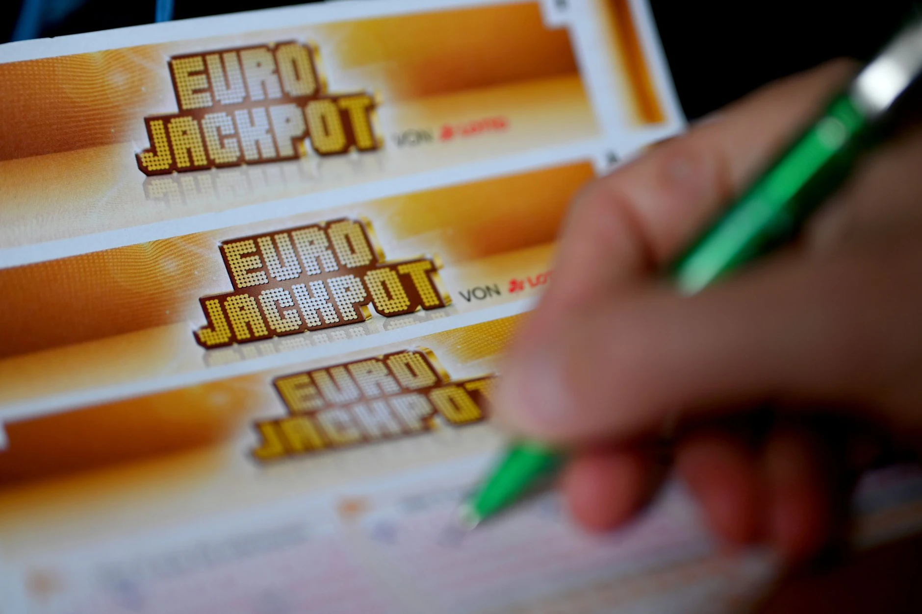 Millionen Spieler setzen jede Woche ihre Kreuzchen beim Eurojackpot und hoffen auf den großen Gewinn.