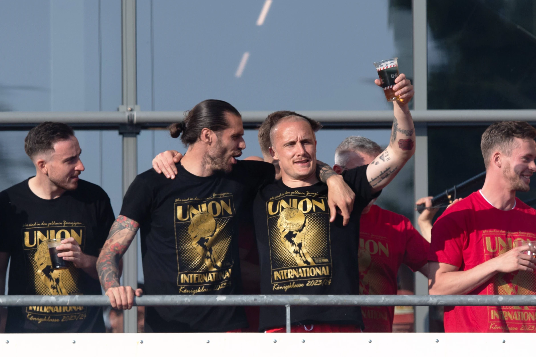 Schon bei Union ein Feierbiest: Sven Michel (r.) jubelt mit Christopher Trimmel 2023 über den Einzug in die Champions League.