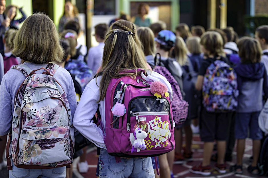 Schüler vor einer Schule: In Frankreich laufen Ermittlungen wegen Missbrauchsvorwürfen an mehr als 100 Schulen und Kitas.