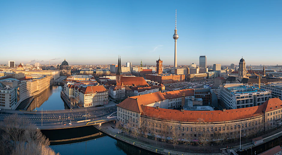 Goldener Blick über die Spree: Panorama der Berliner Skyline mit Fernsehturm und Nikolaiviertel. Der neue Gemeindecheck sieht die Hauptstadt auf einem starken 6. Platz bei der Daseinsvorsorge.