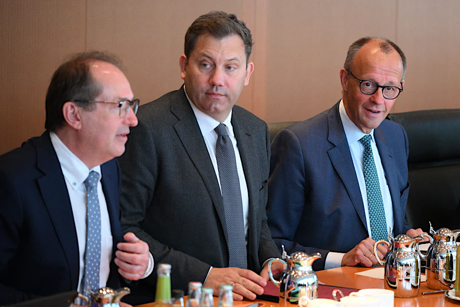 Bundesinnenminister Alexander Dobrindt (CSU), Finanzminister Lars Klingbeil (SPD) und Bundeskanzler Friedrich Merz (CDU, v.l.n.r.): Droht ein neuer Koalitionsstreit beim Thema Einbürgerung?